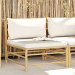 Vidurinė sodo sofos dalis su kreminėmis pagalvėmis, bambukas